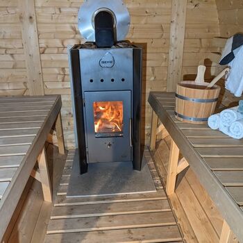 Holzofensauna innen beide Liegeflaechen