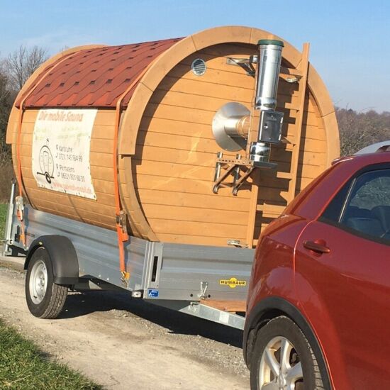 Holzofensauna seitlich am Auto Transport größer Holzofensauna seitlich am Auto Transport größer