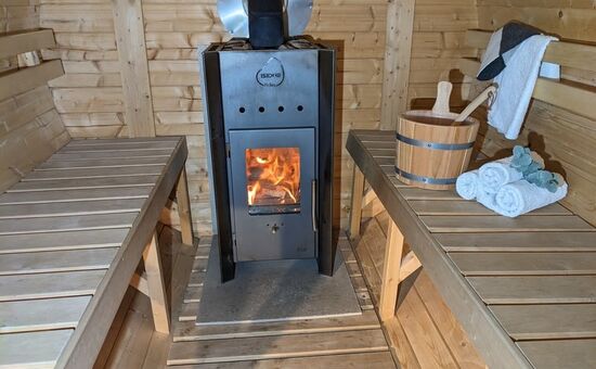 Holzofensauna innen beide Liegeflaechen Holzofensauna innen beide Liegeflaechen